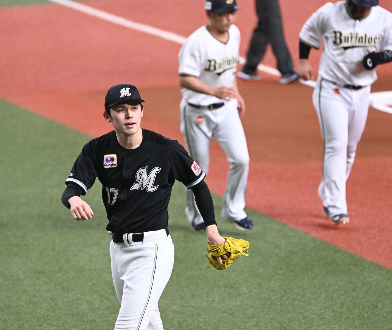 オリックス対ロッテ　初回に失点し悔しそうにベンチに戻るロッテ佐々木朗（撮影・和賀正仁）