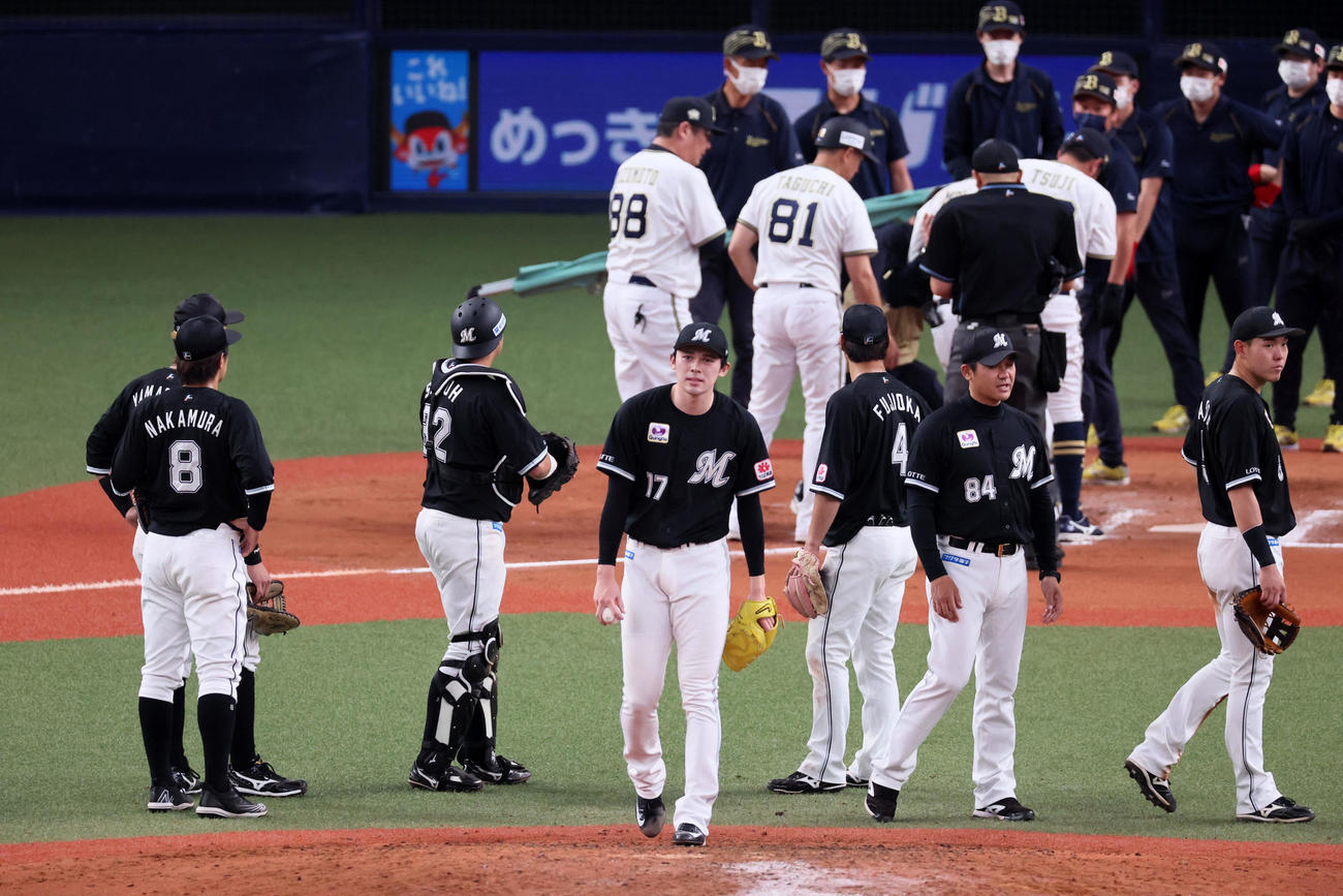 7回裏オリックス2死一塁、佐々木朗は森へ死球を与えてしまう（撮影・加藤哉）
