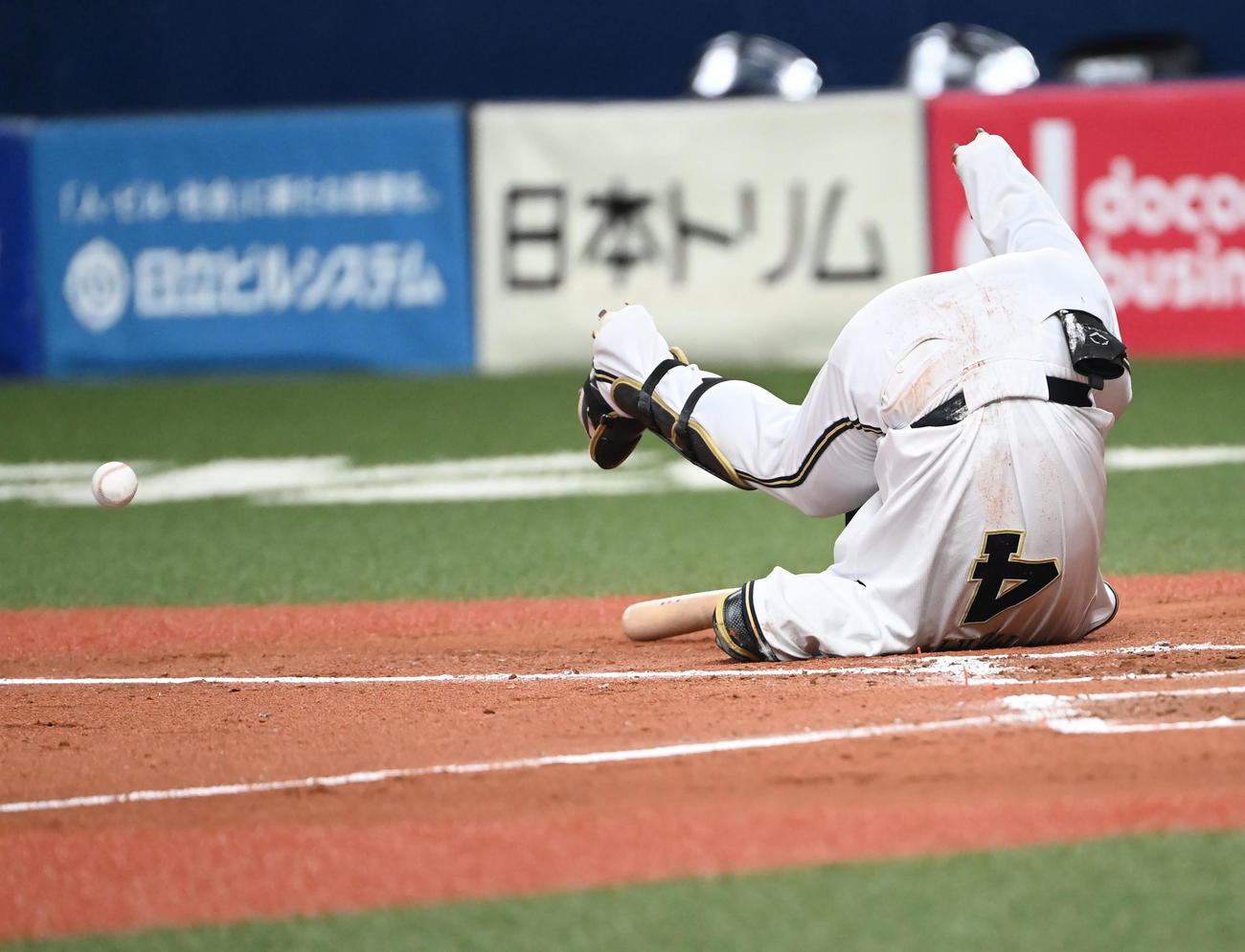 オリックス対楽天　7回裏オリックス2死二塁　森は死球を受け倒れこむ（撮影・石井愛子）
