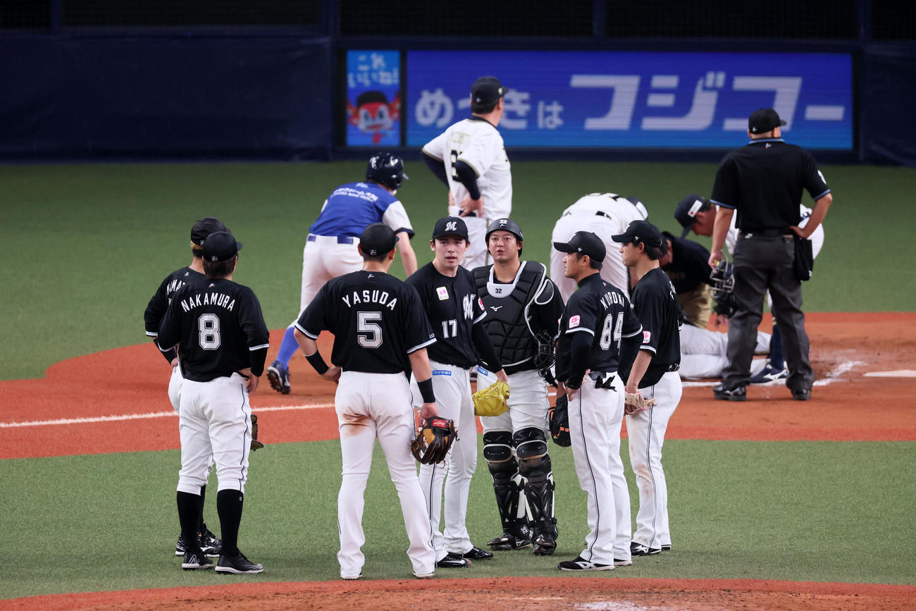 オリックス対ロッテ　7回裏オリックス2死一塁、佐々木朗は森へ死球を与えてしまう（撮影・加藤哉）