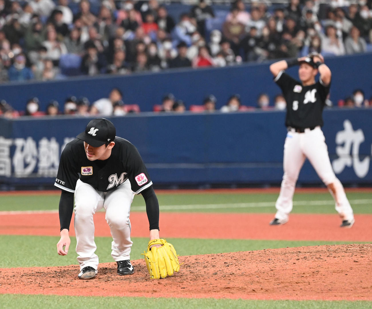 オリックス対ロッテ　7回裏オリックス2死二塁、森に死球を当て座り込む佐々木朗（撮影・和賀正仁）