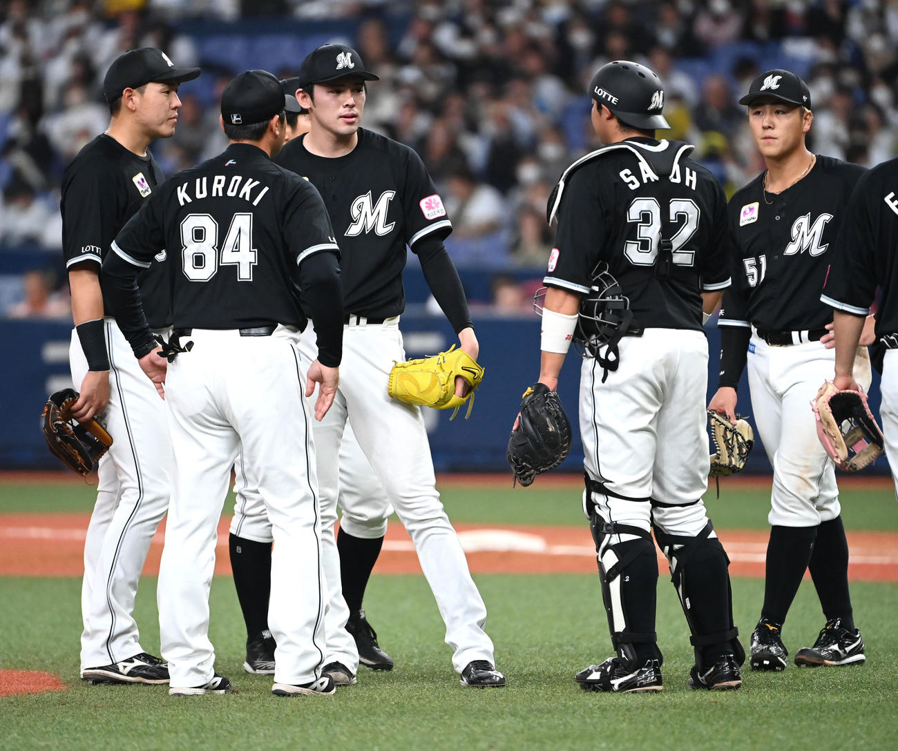 オリックス対楽天　7回裏オリックス2死二塁　森に死球を当てマウンドに集まる佐々木朗（左から3人目）、ロッテナイン（撮影・石井愛子）