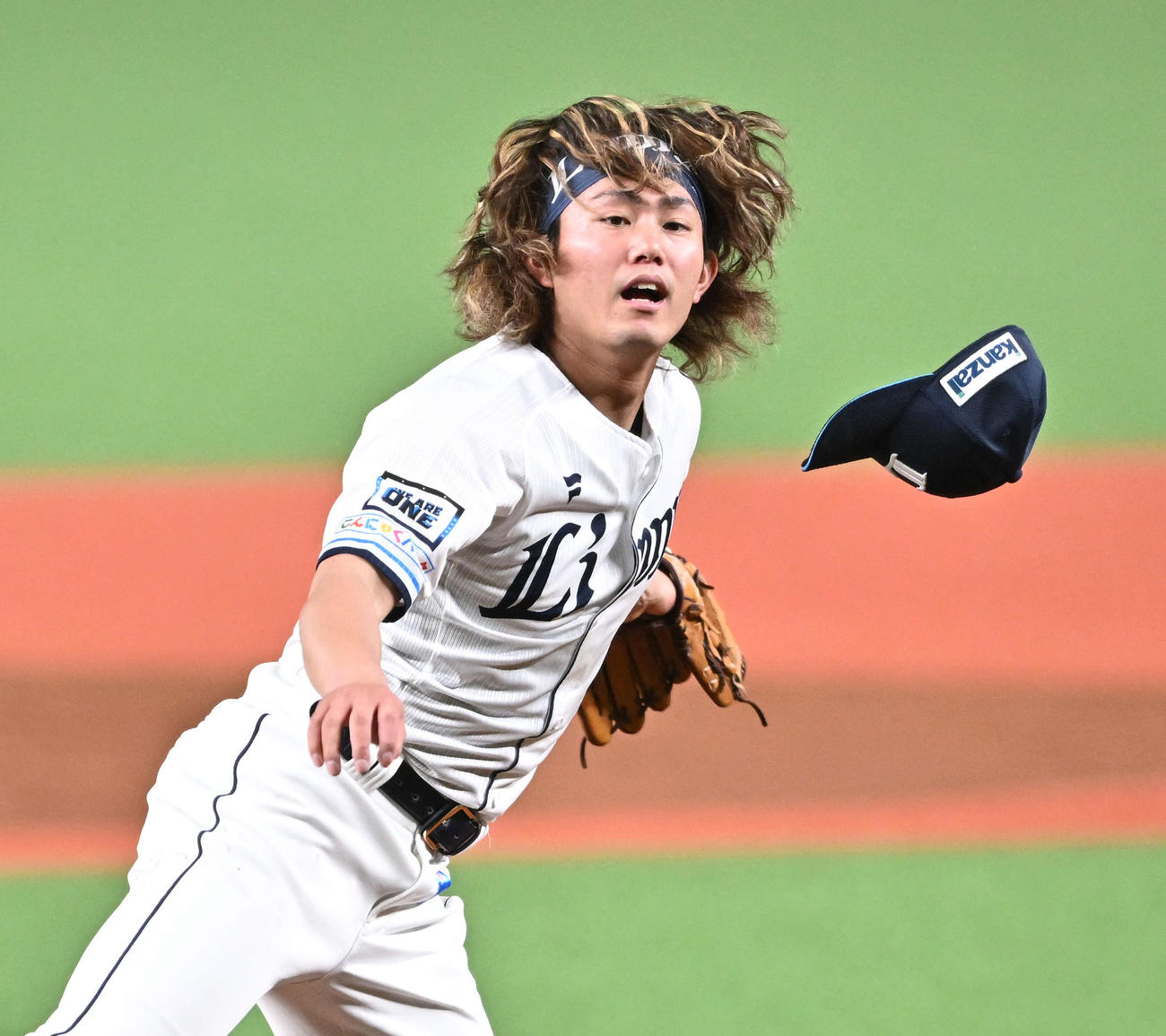 西武対楽天　帽子を飛ばし力投する西武先発の今井（撮影・滝沢徹郎）