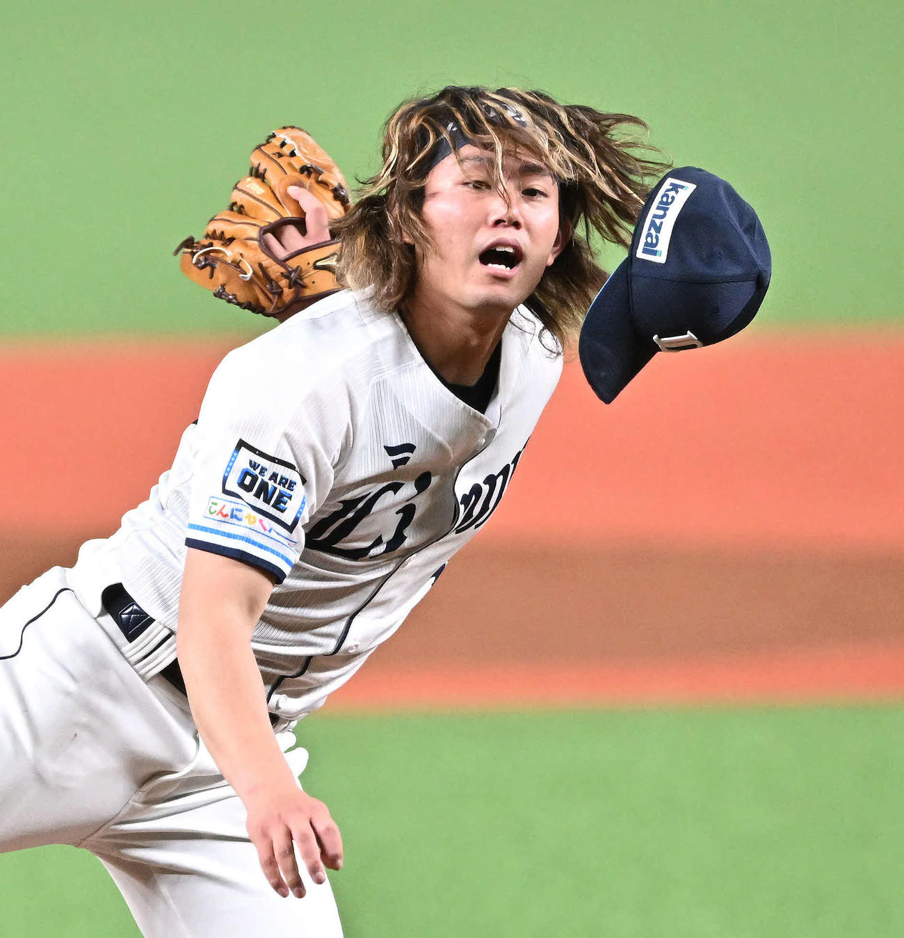 西武対楽天　帽子を飛ばし力投する西武先発の今井（撮影・滝沢徹郎）