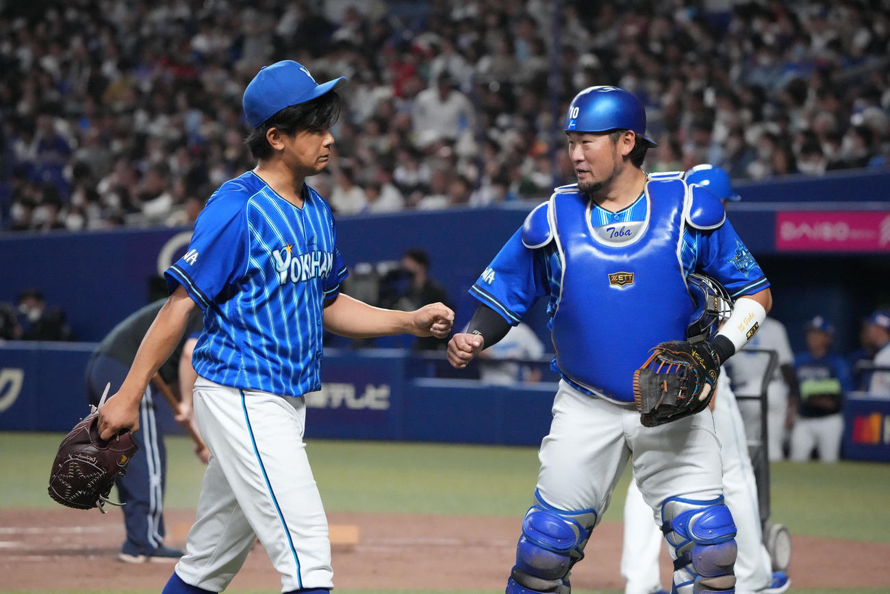 5回裏中日攻撃終了、戸柱とタッチを交わしベンチへ戻るDeNA先発の今永（左）（撮影・森本幸一）