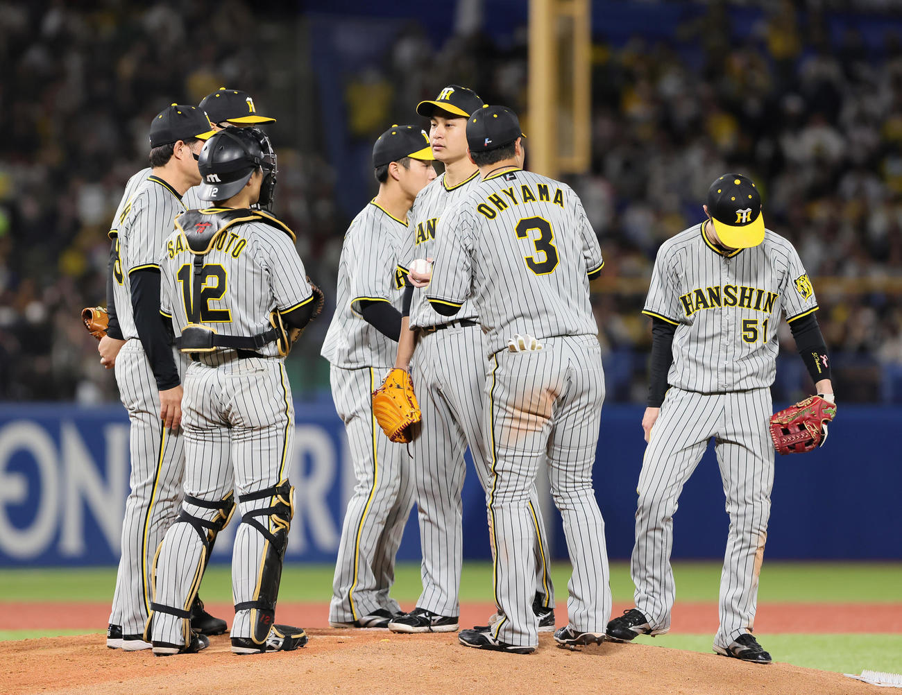 ヤクルト対阪神　5回、マウンドに集まり話す阪神大竹（右から3人目）ら（撮影・足立雅史）