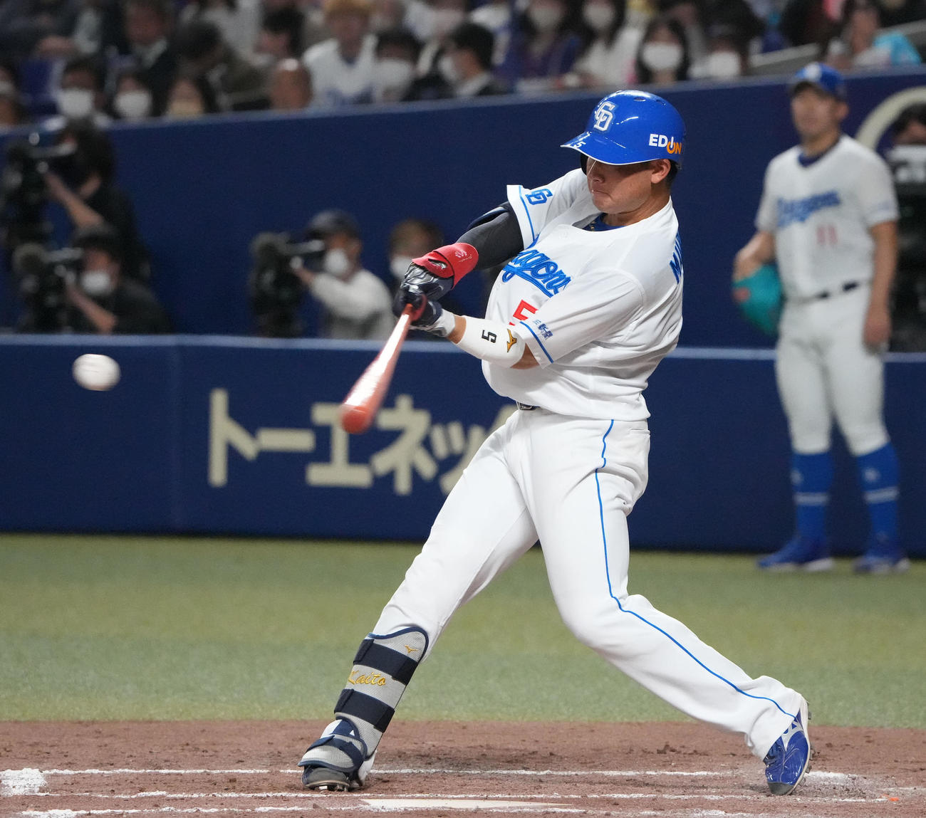 プロ野球中日対DeNA 7回裏中日1死、一塁内野安打を放つ村松（撮影・森本幸一）