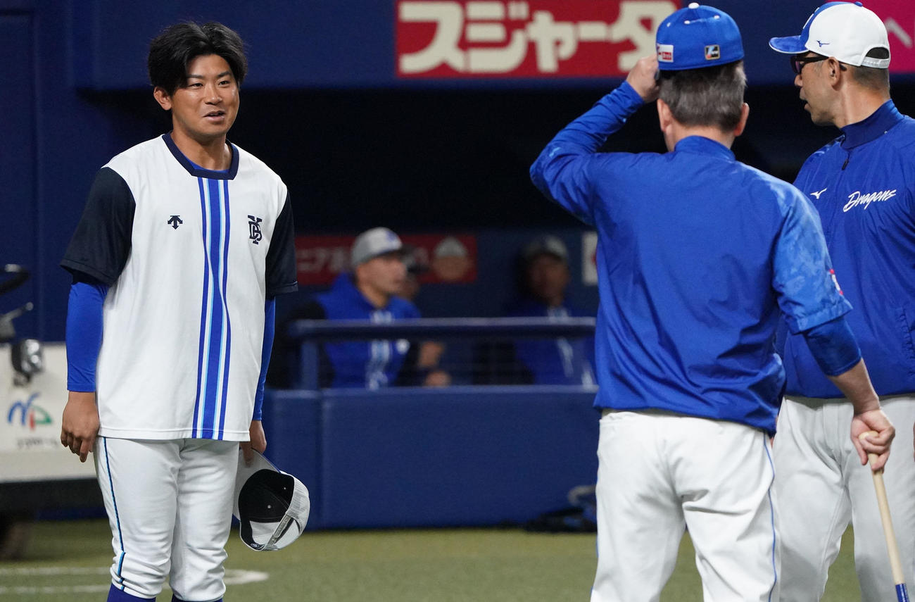 プロ野球中日対DeNA　試合前、立浪監督にあいさつをする今永（左）（撮影・森本幸一）