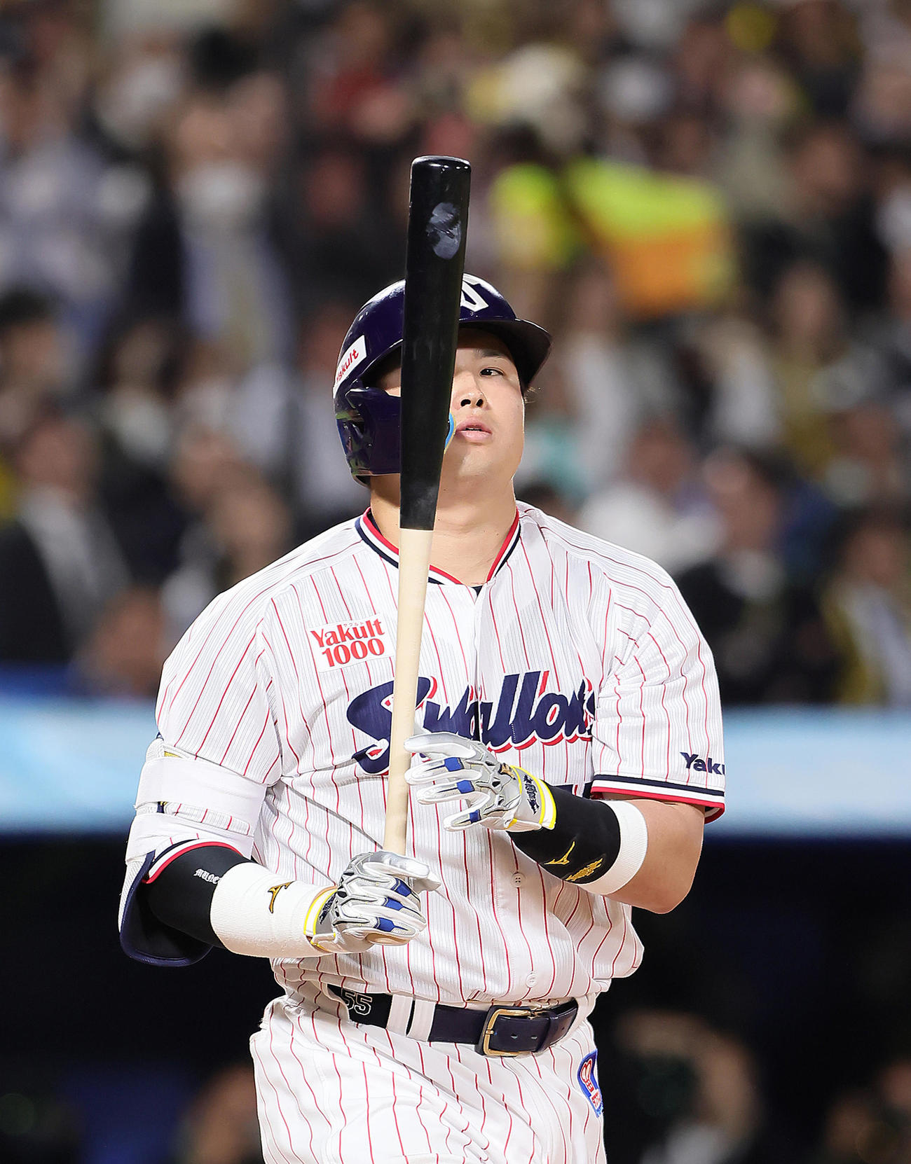 ヤクルト対阪神　9回裏ヤクルト1死、空振り三振に倒れた村上（撮影・足立雅史）