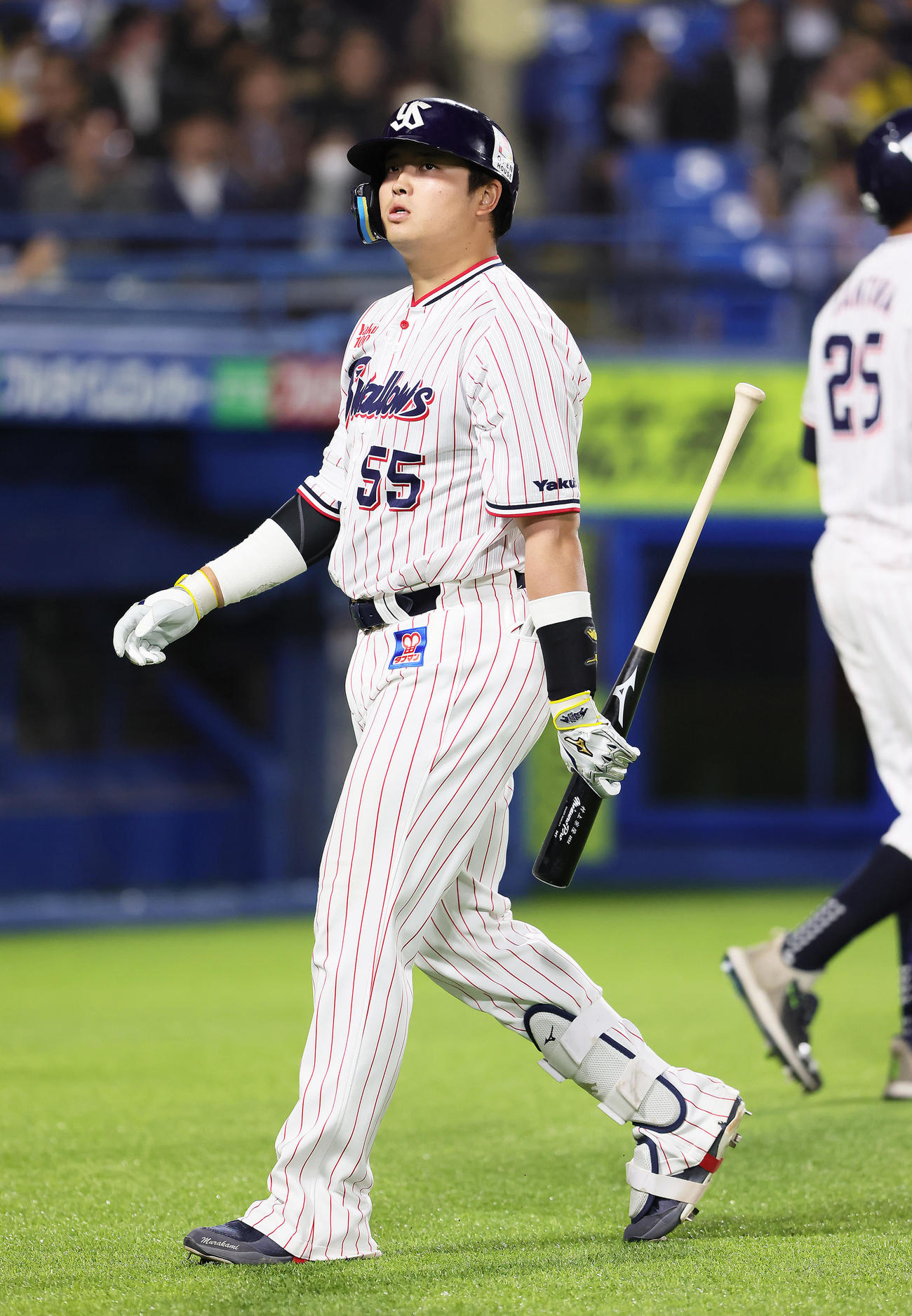 ヤクルト対阪神　9回裏ヤクルト1死、空振り三振に倒れた村上（撮影・足立雅史）