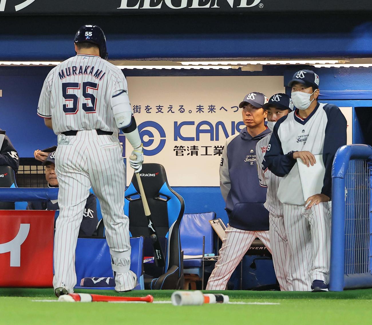 ヤクルト対阪神　9回裏ヤクルト1死、三振に倒れベンチに引き揚げる村上（左）とベンチで渋い表情を見せる高津監督（中央）（撮影・上田博志）