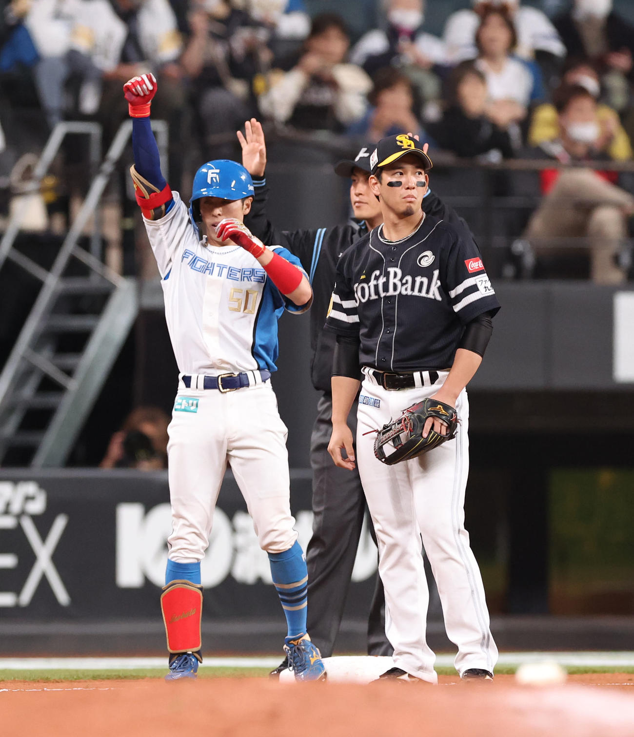 日本ハム対ソフトバンク　4回裏日本ハム無死、五十幡は三塁打を放ちガッツポーズをする（撮影・佐藤翔太）