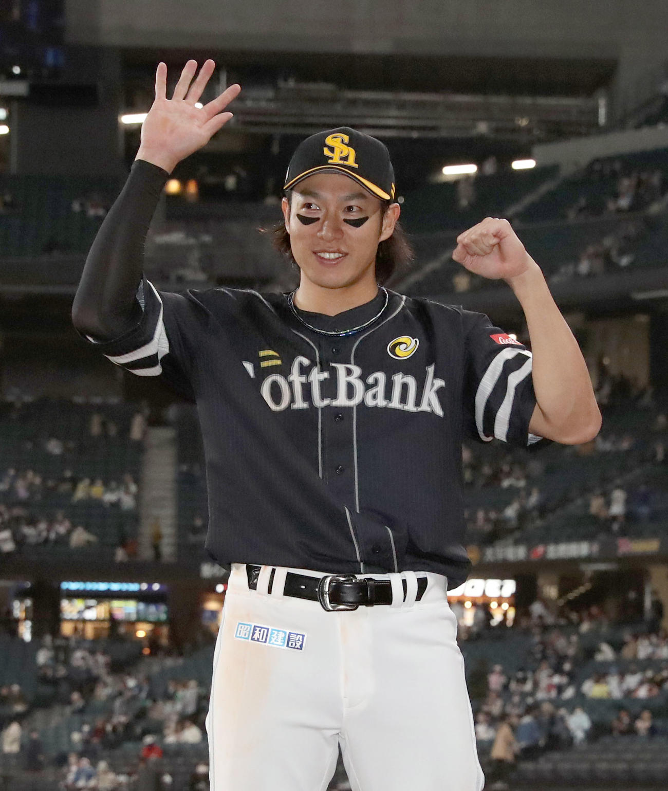日本ハム対ソフトバンク　勝ち越しとなる3点本塁打を放った柳田はファンに手を振りながら記念撮影に応じる（撮影・佐藤翔太）