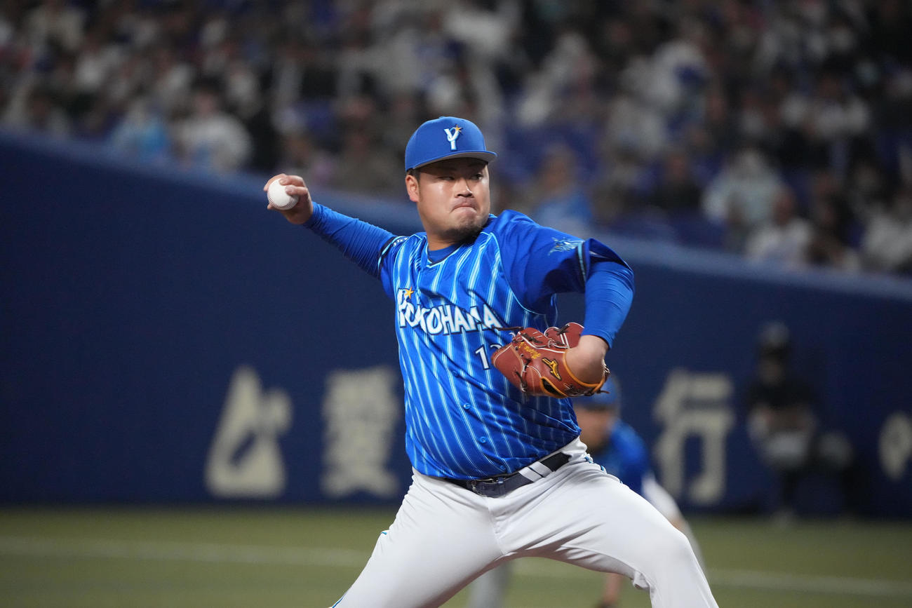 プロ野球中日対DeNA 9回裏、DeNA4番手で登板する伊勢（撮影・森本幸一）