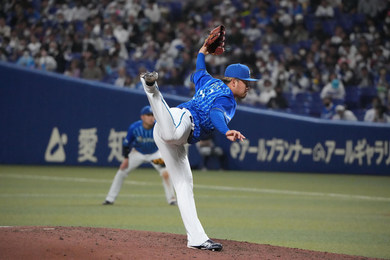 プロ野球中日対DeNA 9回裏、DeNA4番手で登板する伊勢（撮影・森本幸一）
