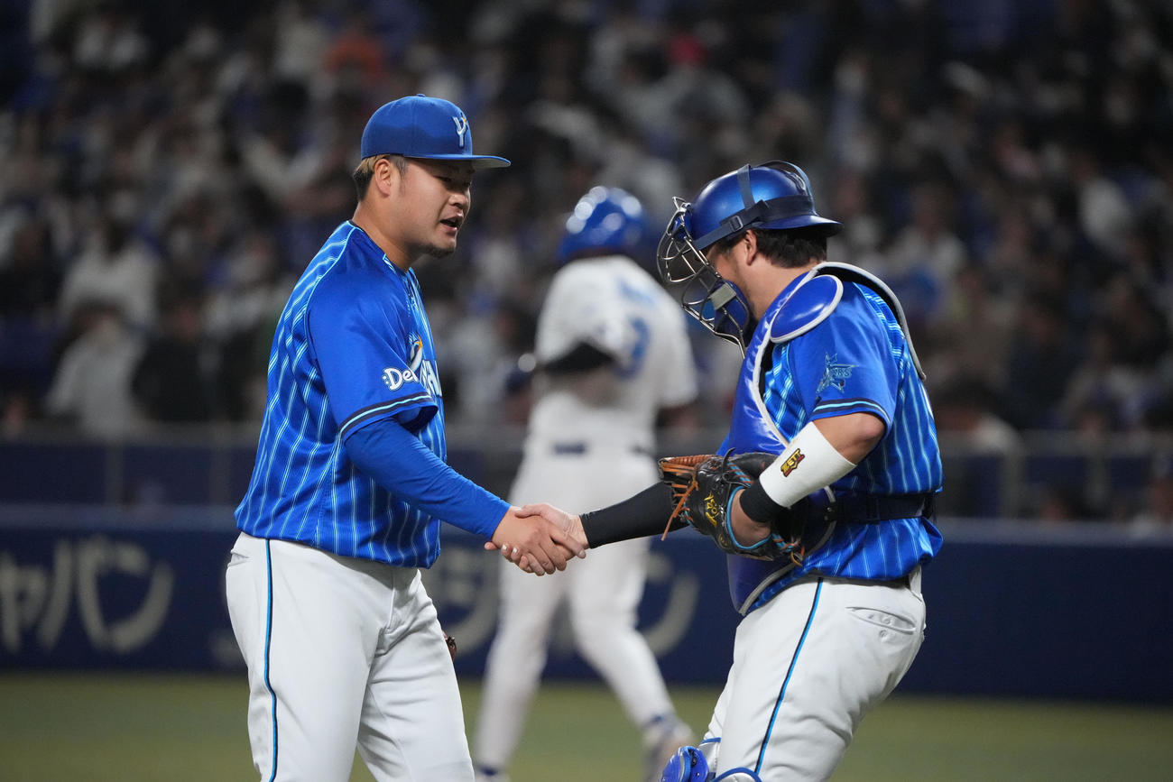 プロ野球中日対DeNA　試合終了、戸柱と握手を交わすDeNA4番手で登板しリリーフした伊勢（左）（撮影・森本幸一）