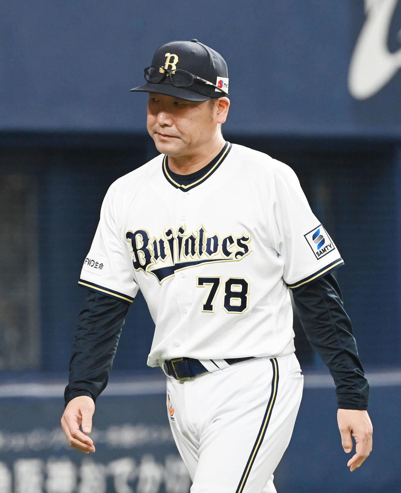 オリックス対ロッテ　10回、選手交代を告げベンチに戻るオリックス中嶋監督（撮影・和賀正仁）