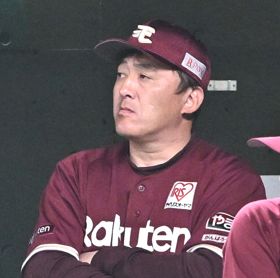 西武対楽天　9回表、ベンチで浮かない表情の楽天石井GM兼監督（撮影・滝沢徹郎）