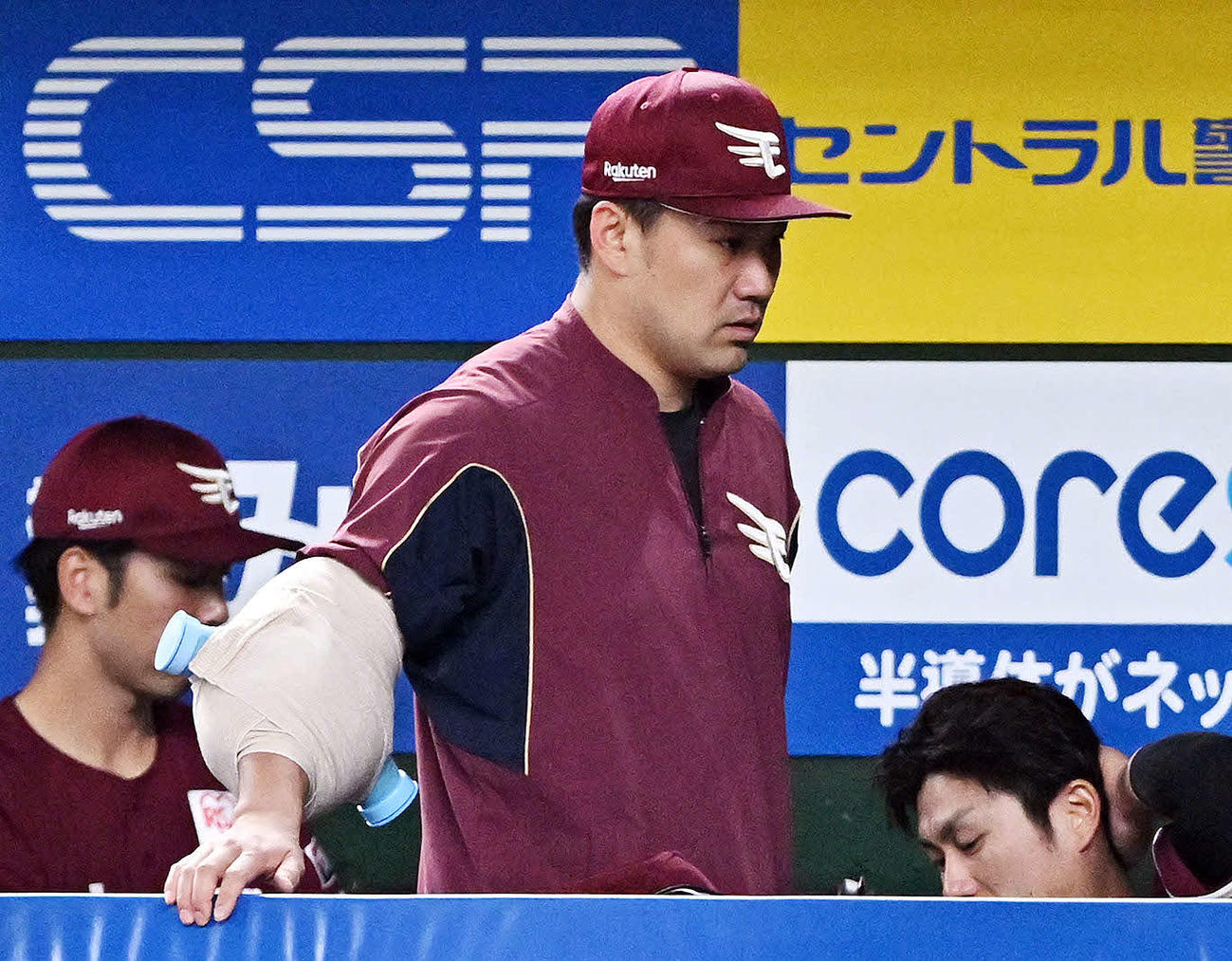 西武対楽天　試合に敗れベンチ裏へ引き揚げる楽天田中将（撮影・滝沢徹郎）