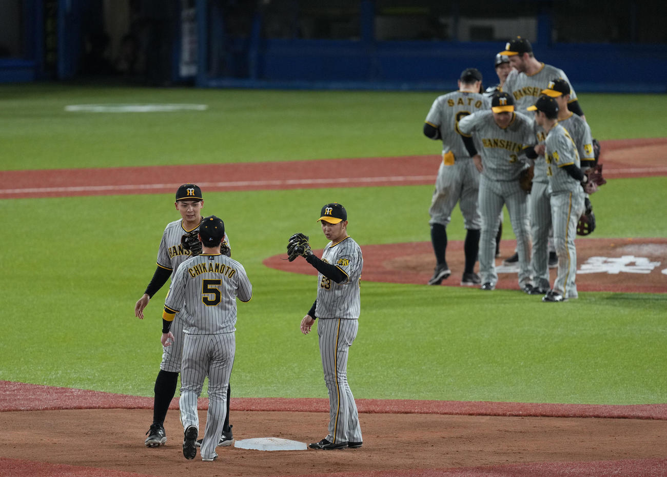 ヤクルト対阪神　試合後、勝利を近本（手前）、島田（右）らと喜び合う井上ら阪神ナイン（撮影・狩俣裕三）