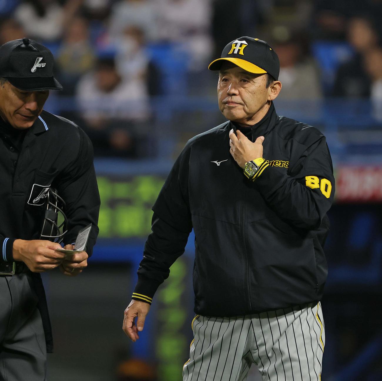選手交代を告げる岡田監督（撮影・上田博志）