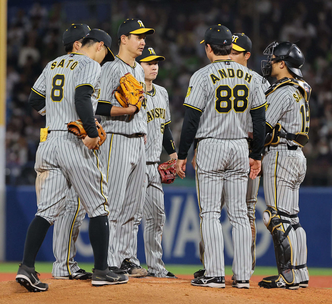 5回、大竹（中央）は安藤優也コーチ、坂本誠志郎捕手（右）らと話しをする（撮影・上田博志）