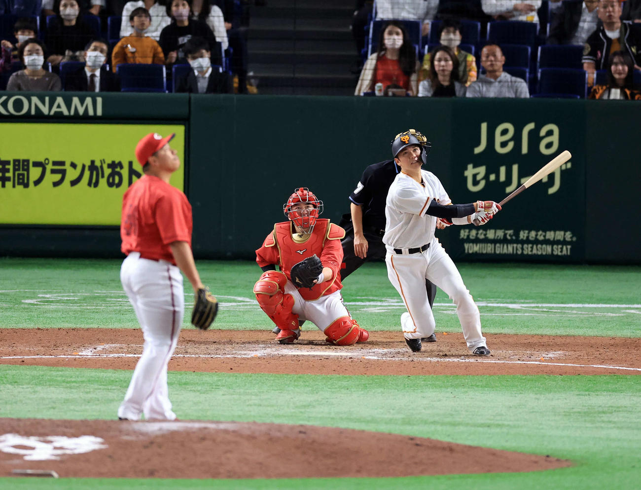 巨人対広島　8回裏巨人1死、坂本は左越えソロ本塁打を放つ。投手戸根（撮影・浅見桂子）