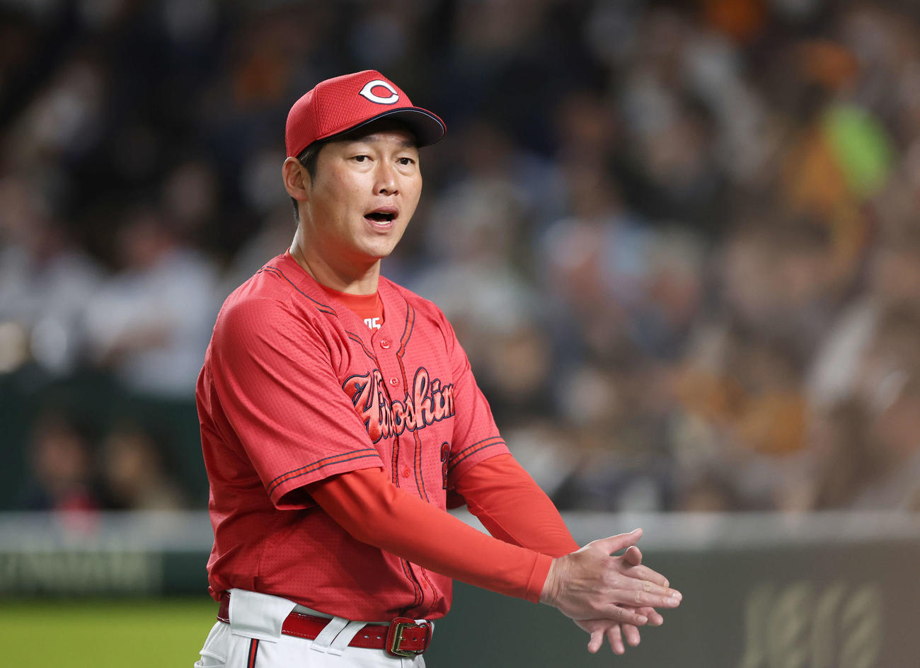 巨人対広島　7回表を終え、選手たちを鼓舞する広島新井監督（撮影・宮地輝）