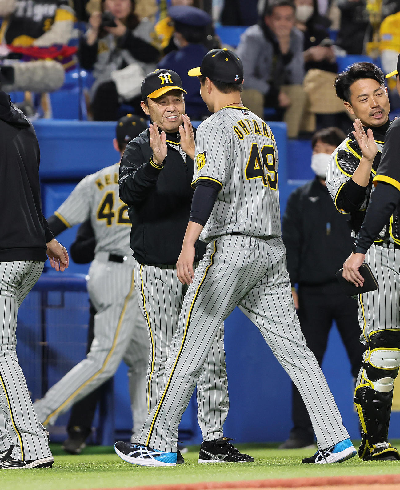 ヤクルト対阪神　5回無失点で勝利を挙げた阪神大竹（右）を笑顔で迎える岡田監督（撮影・足立雅史）