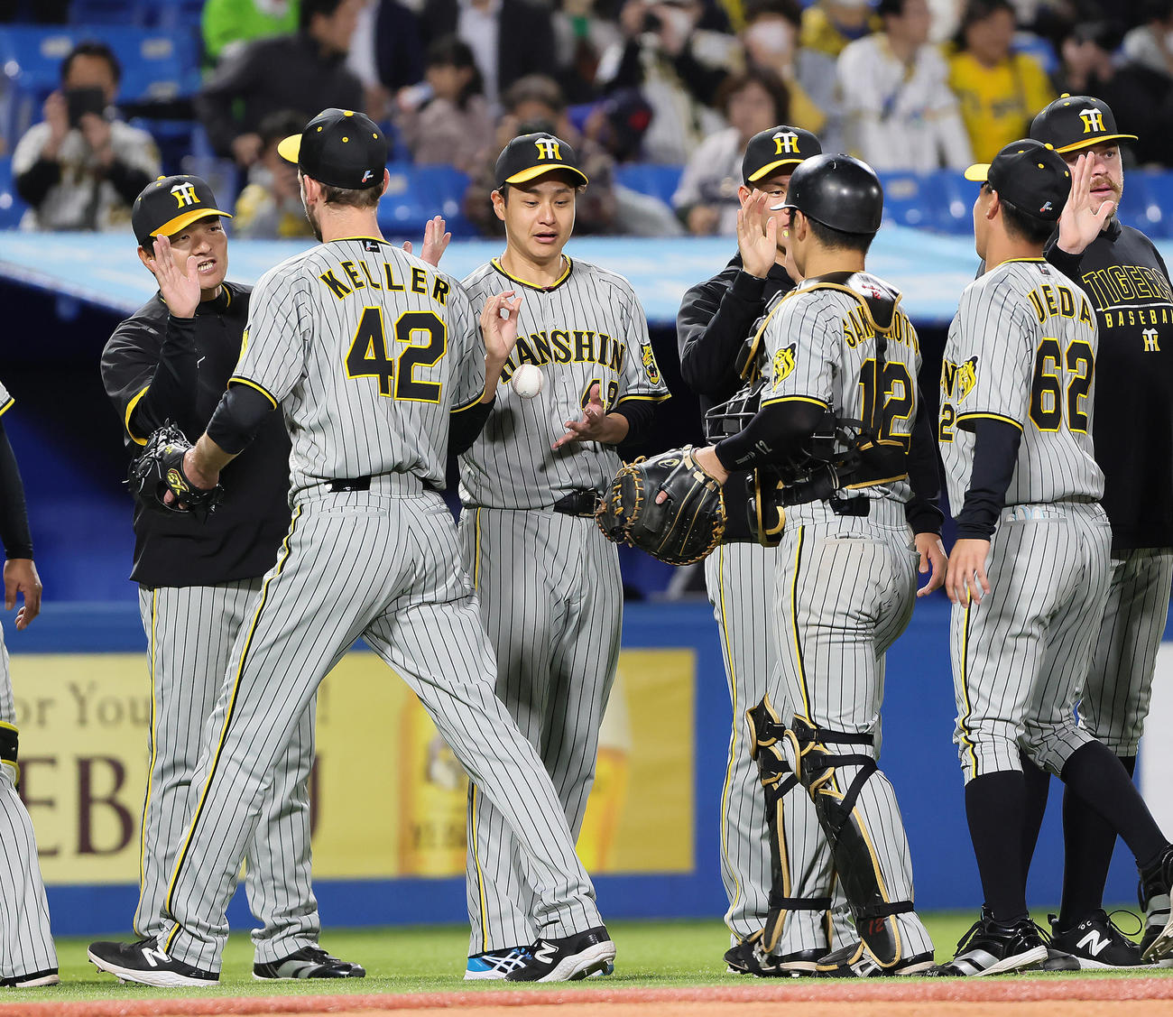 ヤクルト対阪神　5回無失点で勝利を挙げた阪神大竹（中央）は勝利球を受け取る（撮影・足立雅史）