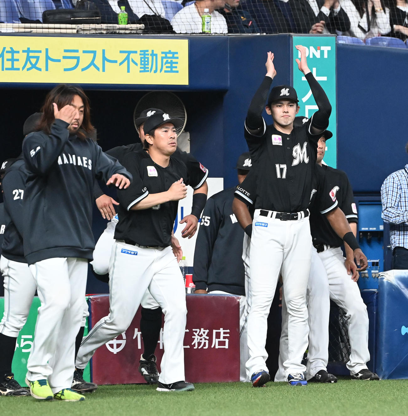 オリックス対ロッテ　オリックスに勝利し拍手して喜ぶロッテ佐々木朗（撮影・和賀正仁）