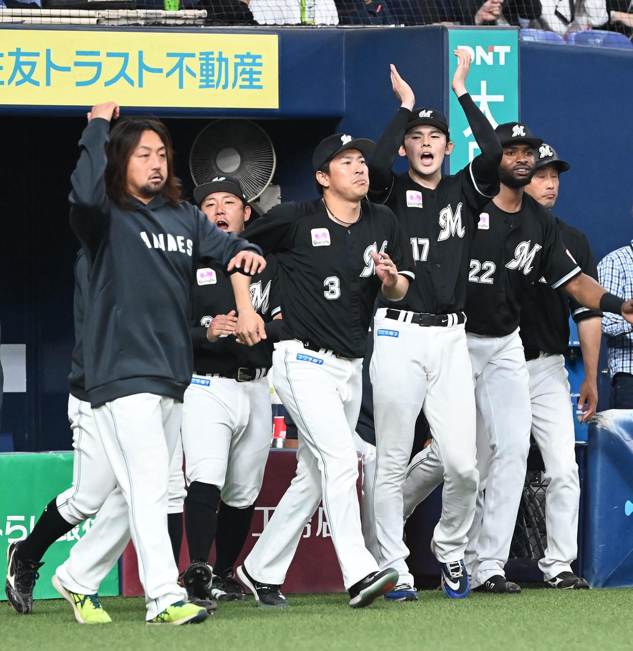 オリックス対ロッテ　オリックスに勝利し拍手して喜ぶロッテ佐々木朗（撮影・和賀正仁）