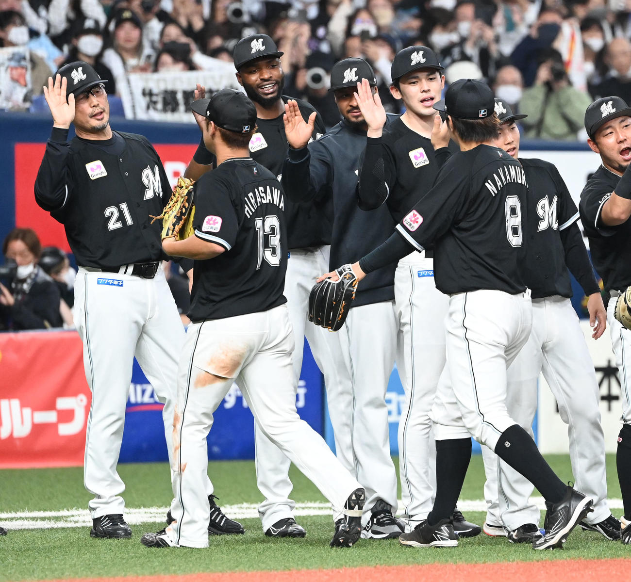 オリックス対ロッテ　オリックスに勝利しjナインを迎える佐々木朗（右から4人目）とロッテ吉井監督（左）（撮影・和賀正仁）