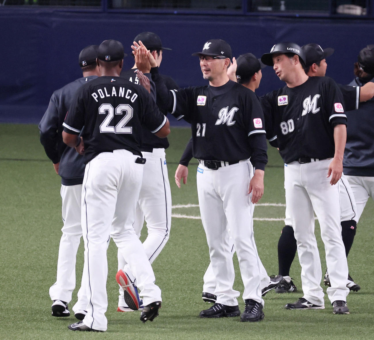 オリックス対ロッテ　オリックスに勝利しナインをタッチすで迎える吉井監督（撮影・加藤哉）