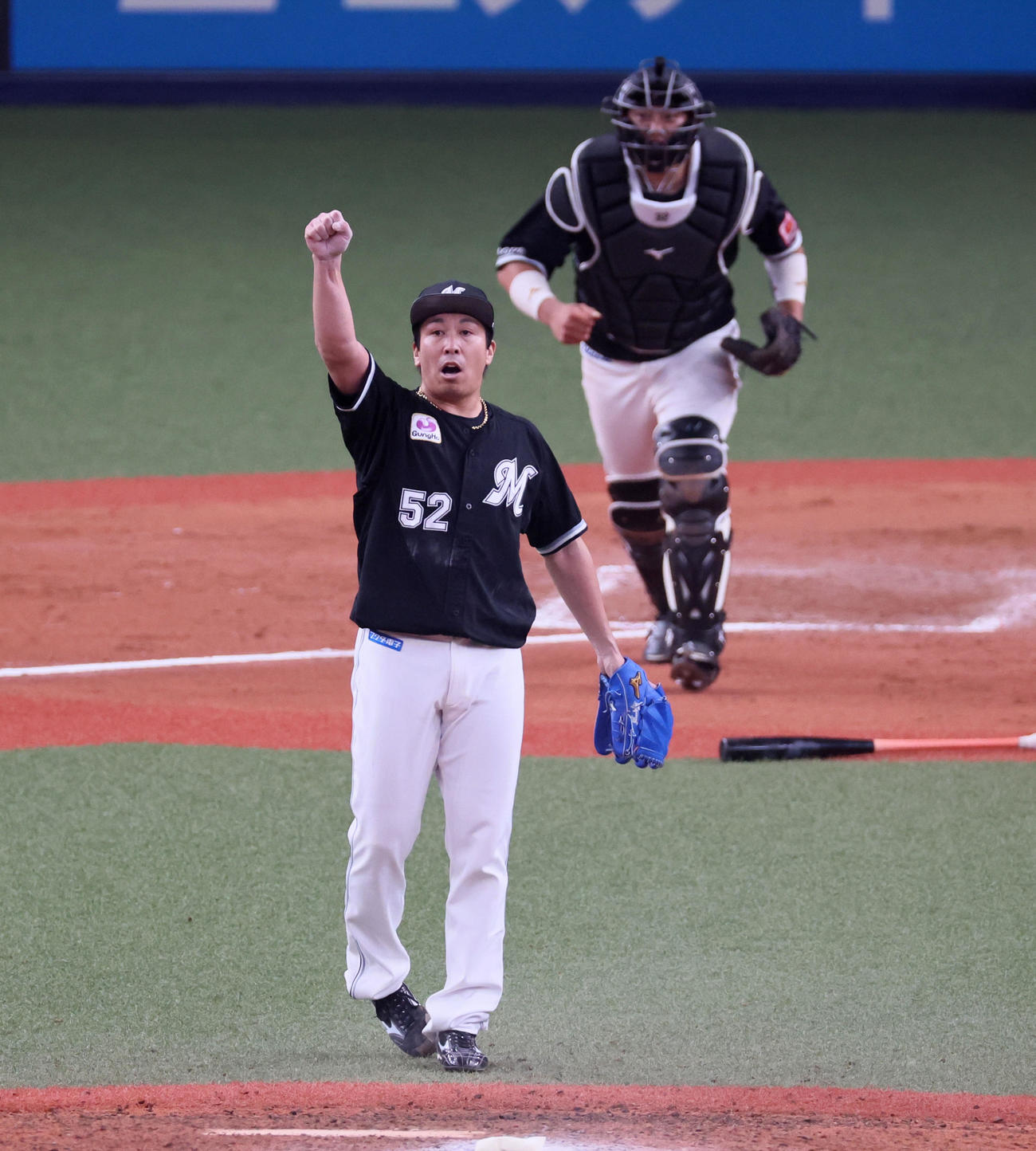 オリックス対ロッテ　10回裏オリックス2死、益田はシュウィンデルを中飛に仕留めガッツポーズを見せる（撮影・加藤哉）