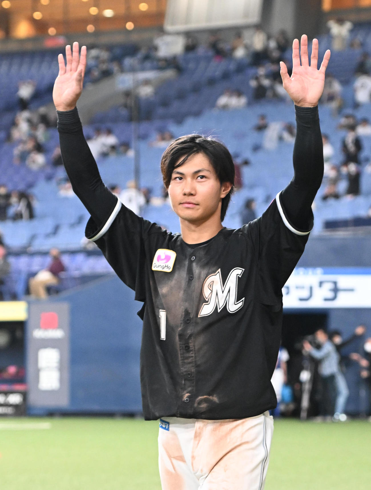 オリックス対楽天　ファンに手を振る藤原（撮影・石井愛子）