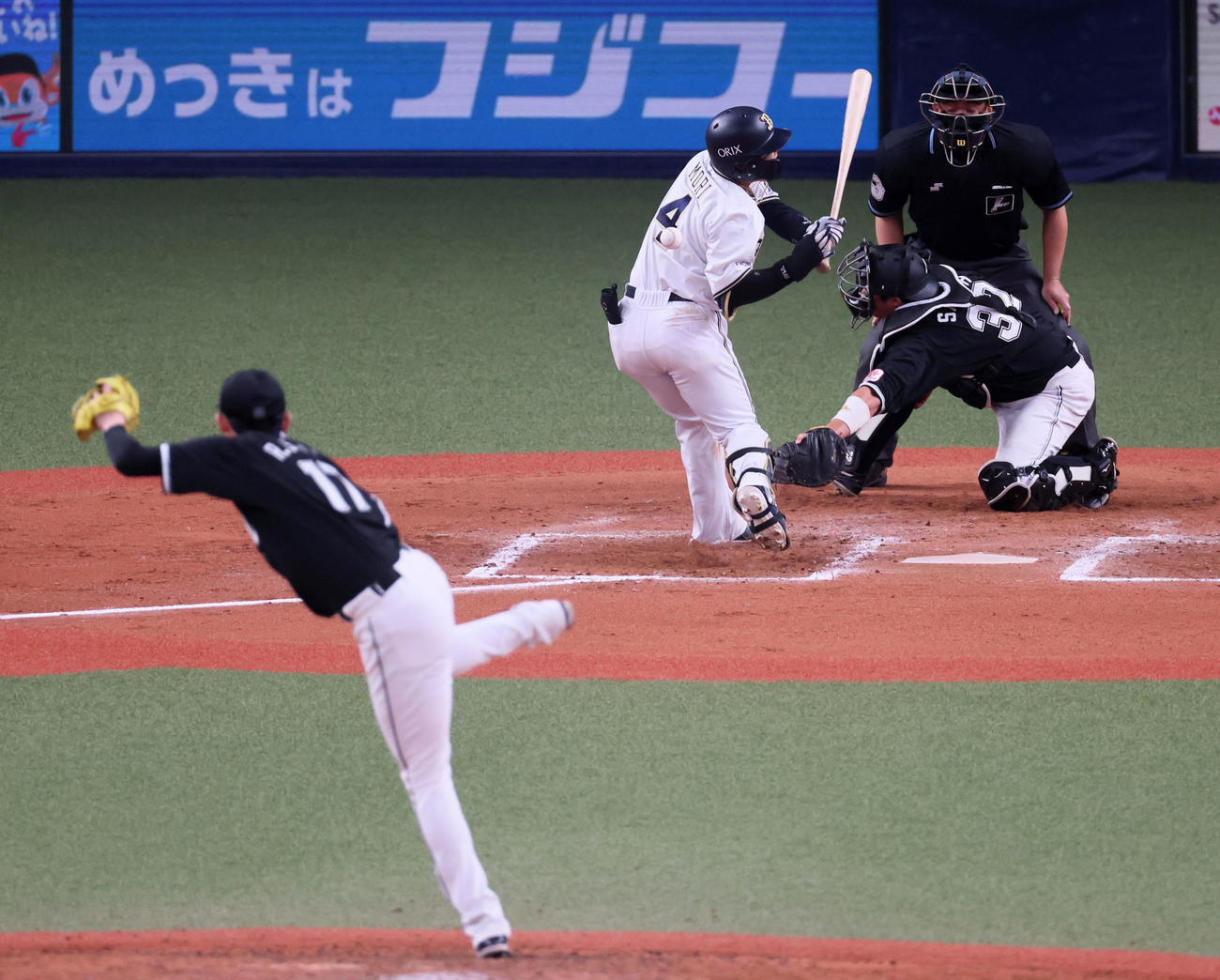 オリックス対ロッテ　7回裏オリックス2死一塁、森は死球を受ける。投手は佐々木朗（撮影・加藤哉）