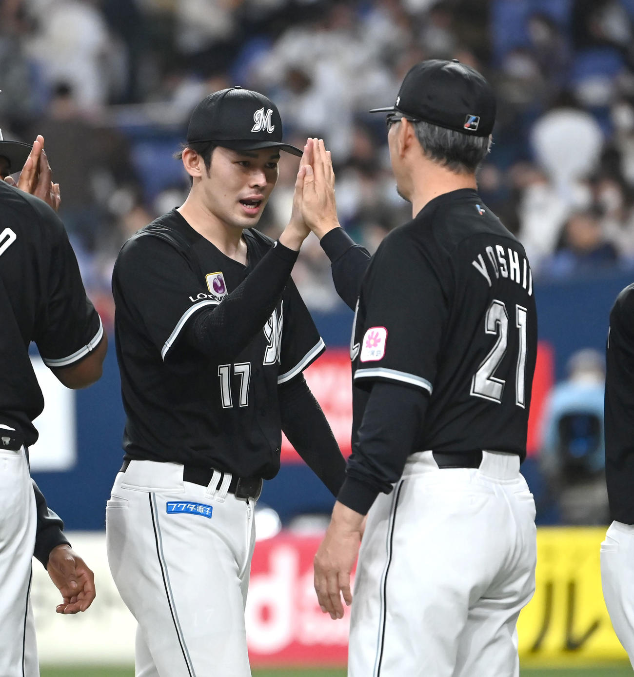 オリックス対楽天　佐々木朗（右）はオリックスに勝利し吉井監督とハイタッチをする（撮影・石井愛子）