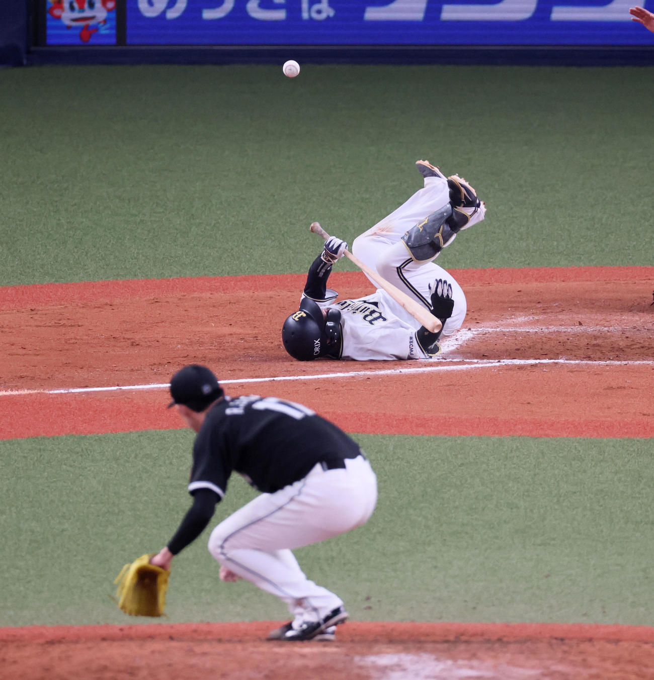 オリックス対ロッテ　7回裏オリックス2死一塁、森は死球を受ける。投手は佐々木朗（撮影・加藤哉）