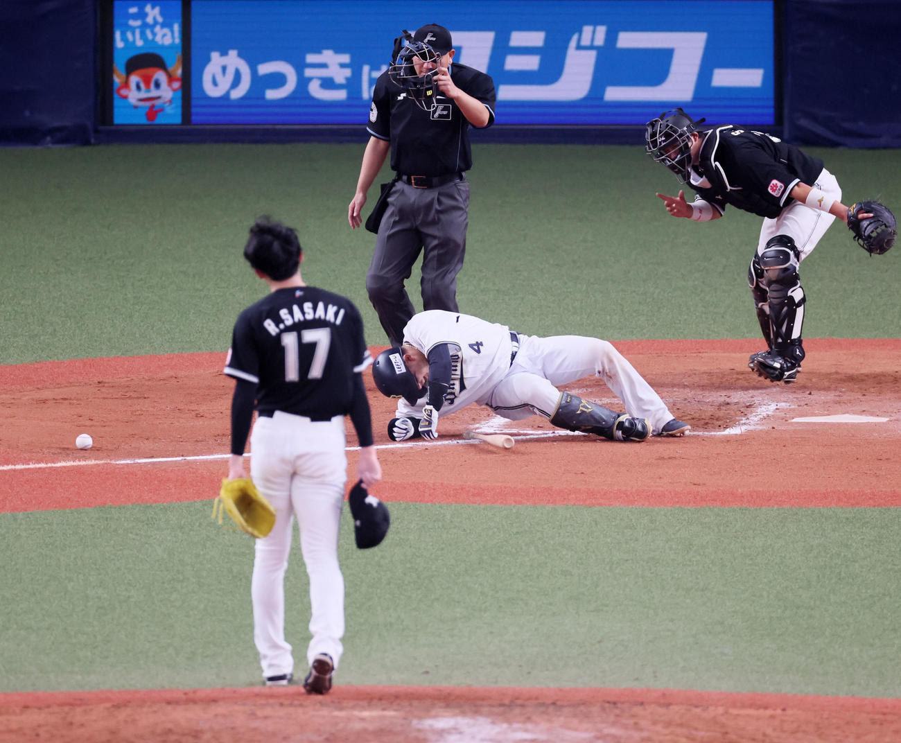 オリックス対ロッテ　7回裏オリックス2死一塁、森は死球を受ける。投手は佐々木朗（撮影・加藤哉）