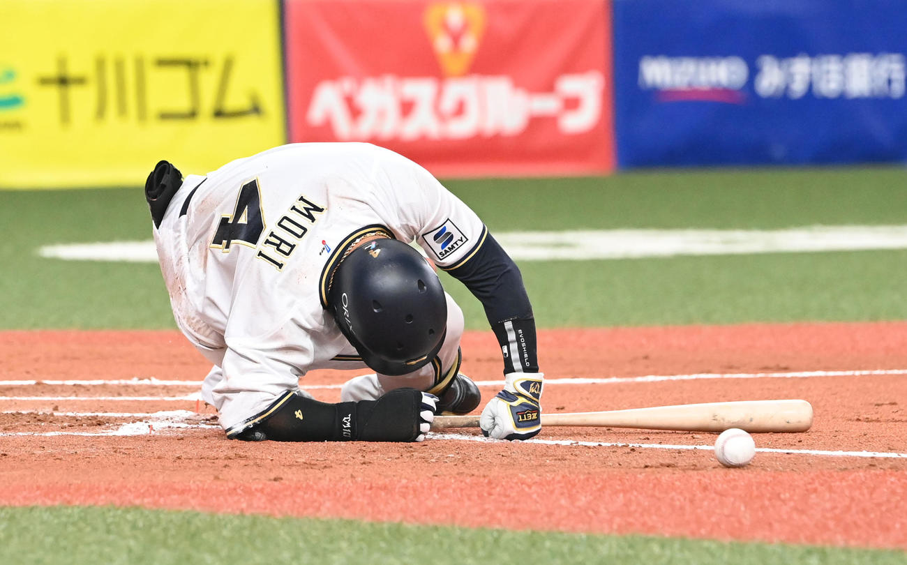 オリックス対ロッテ　7回裏オリックス2死二塁、森は佐々木朗から死球を受ける（撮影・和賀正仁）