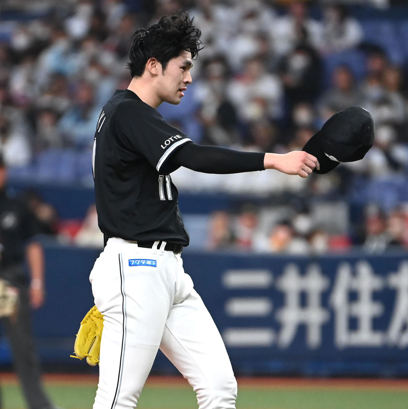 オリックス対楽天　7回裏オリックス2死二塁　森に死球を当て謝る佐々木朗（撮影・石井愛子）