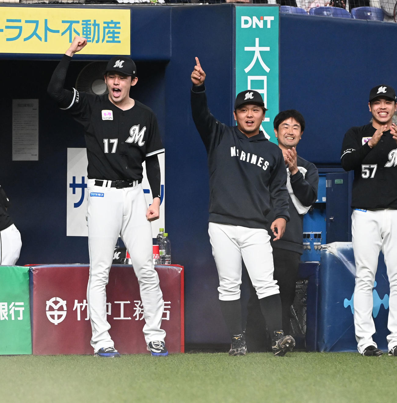 オリックス対ロッテ　10回表ロッテ1死満塁、山口の右飛で生還した藤原に喜ぶ佐々木朗（撮影・和賀正仁）