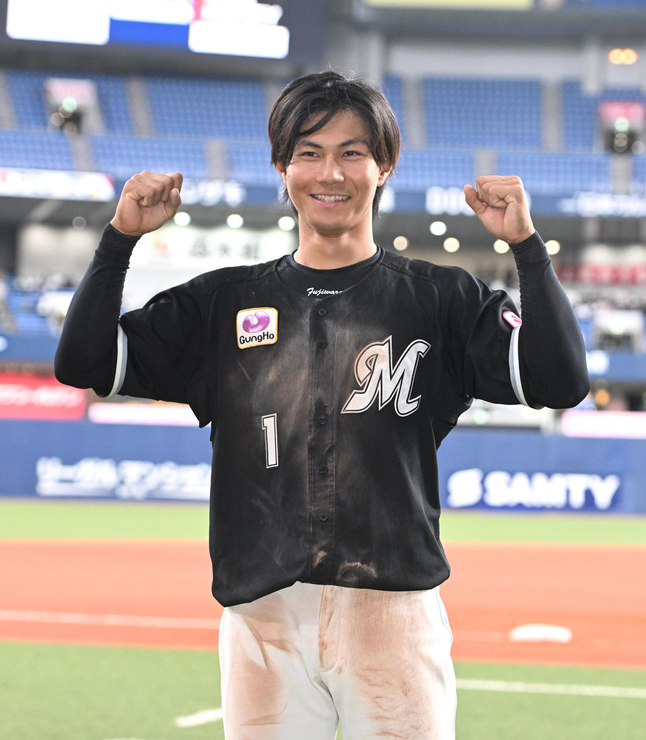 オリックス対楽天　笑顔でガッツポーズをする藤原（撮影・石井愛子）