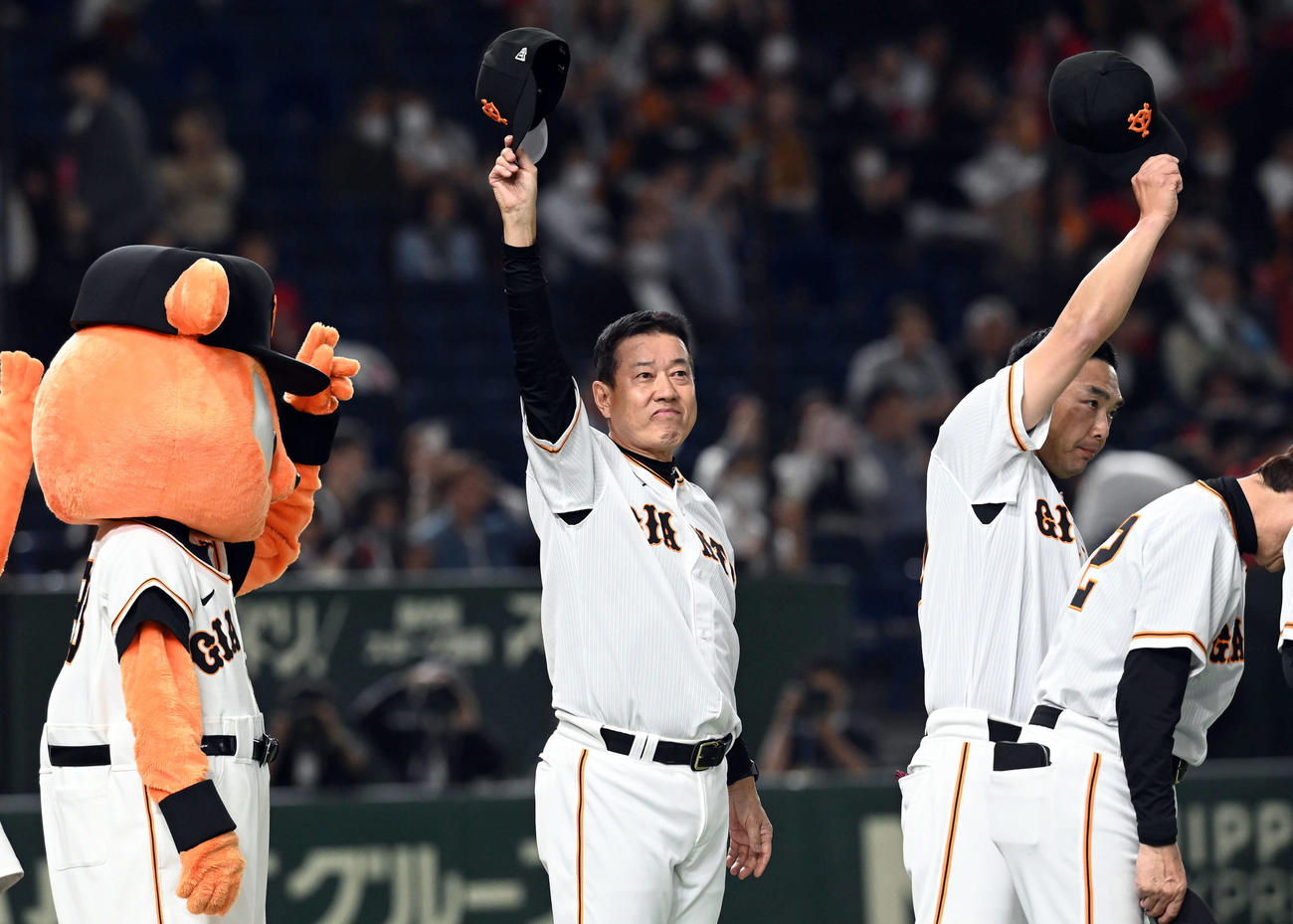 巨人対広島　広島に勝利し、ファンの大声援に応える巨人原監督（撮影・たえ見朱実）