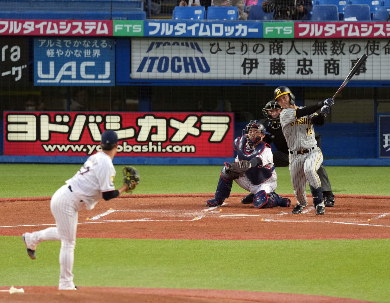 ヤクルト対阪神　1回表阪神2死一、二塁、坂本は中前適時打を放つ。投手高橋（撮影・狩俣裕三）