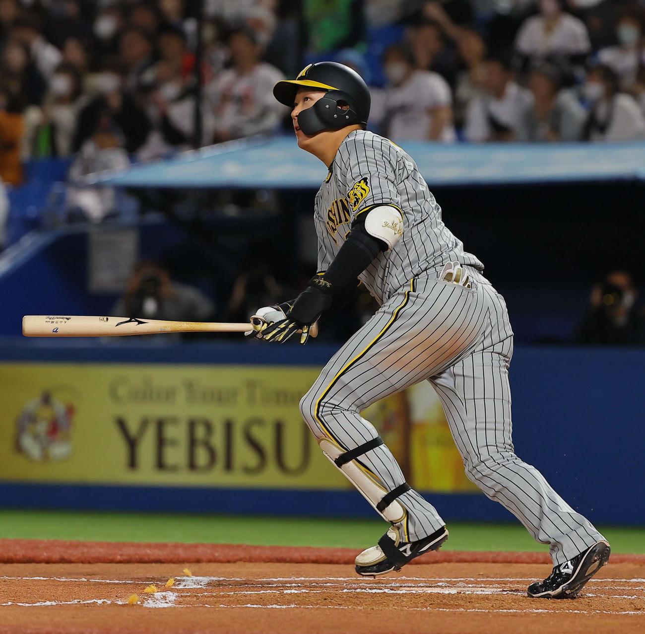 ヤクルト対阪神　6回表阪神2死三塁、左に適時打を放つ大山（撮影・上田博志）