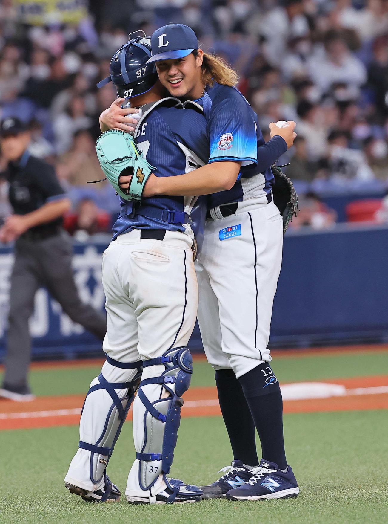 完投勝利した西武高橋（右）は柘植と抱き合って喜ぶ（23年4月22日撮影）
