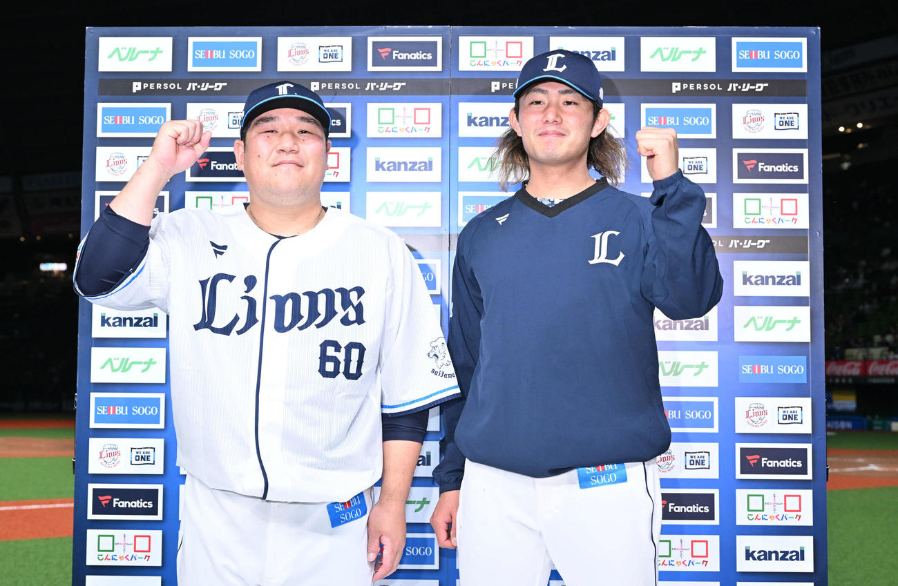 西武対楽天　ヒーローインタビューを終えポーズを決める西武中村（左）と今井（撮影・滝沢徹郎）