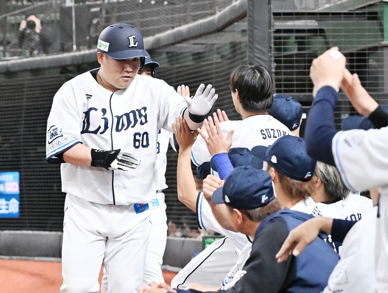 西武対楽天　1回裏西武2死三塁、先制の左越え2点本塁打を放った中村（左手前）は生還しチームメートとタッチを交わす（撮影・滝沢徹郎）